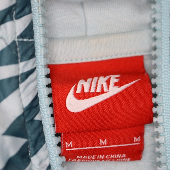 Nike Women's Printed Windrunner Jacket Sky Blue M - Picture 3 of 3